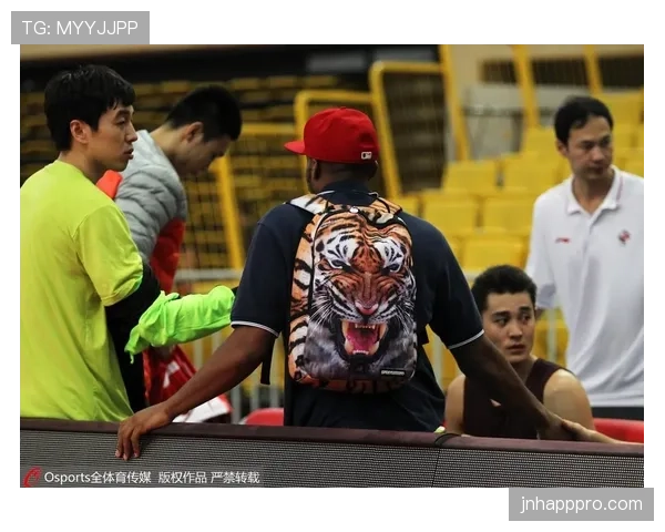 卢玉菲训练服配大牌包，反差感强到让人怀疑人生